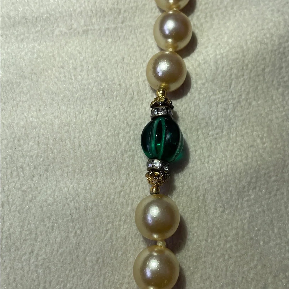 Vintage 1950’s Elegant Faux Pearl & Green Bead Necklace. 26” - Picture 4 of 4